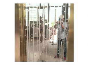 Tấm kẻ tròn vàng